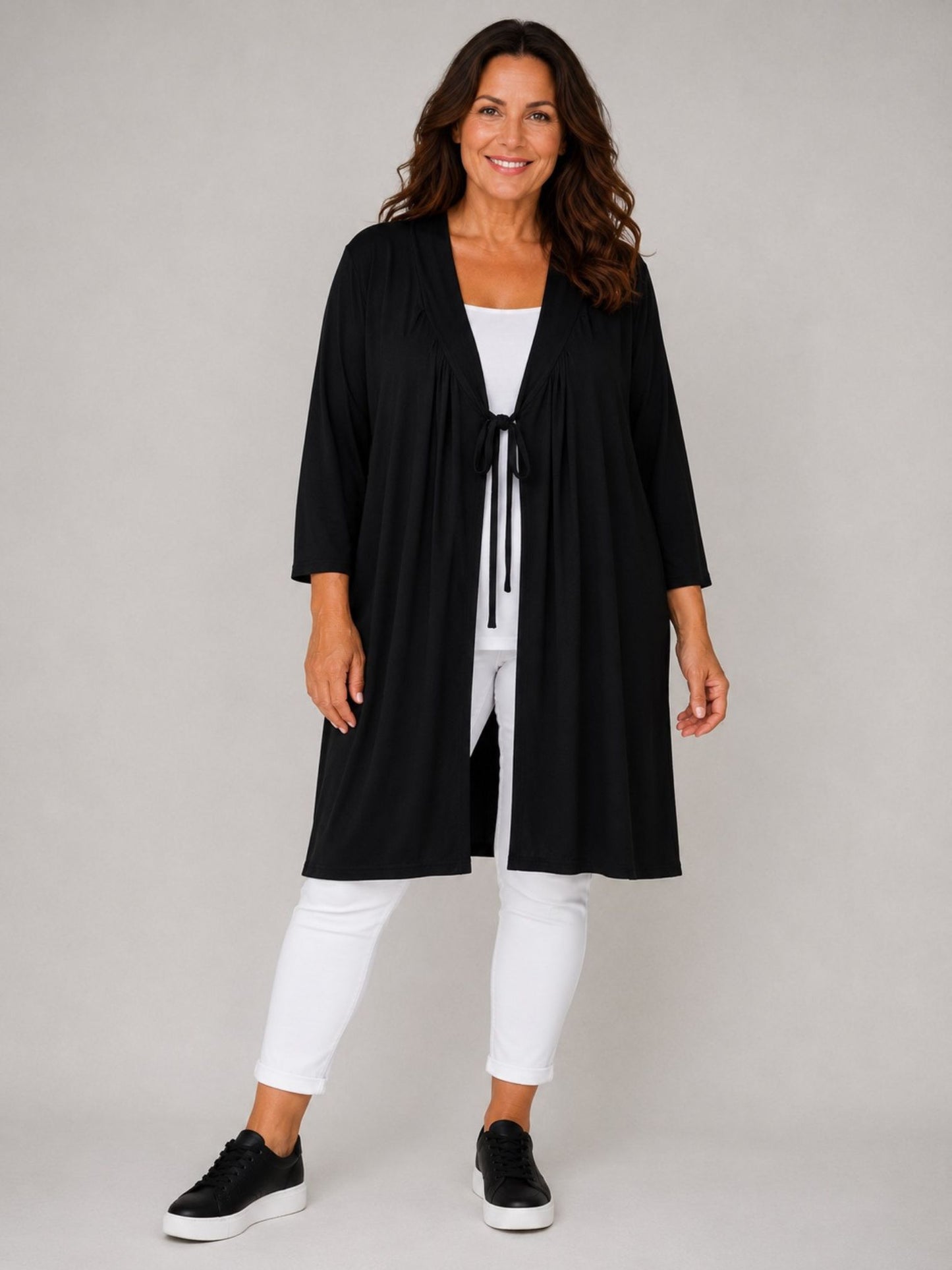 Sophia Curvy Lange Jacke Viskose mit Bindeband – Schwarz & Weiß Gr. 44/46–60/62
