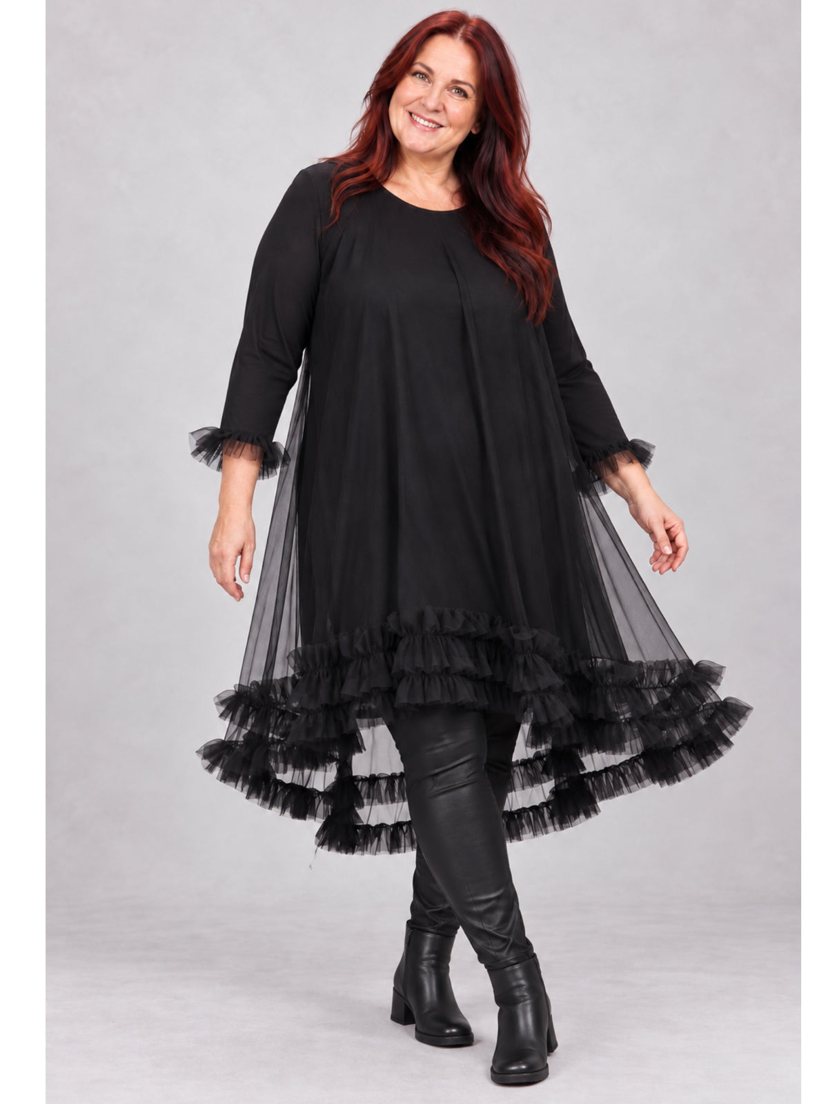 Schwarzes Kleid mit weitem Tüll-Überwurf und Rüschen am Ärmel, Vorderansicht getragen