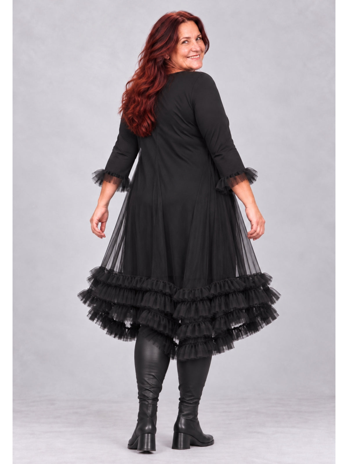 Schwarzes Tüllkleid mit hinten längerem Saum und mehreren Rüschenreihen, Rückansicht