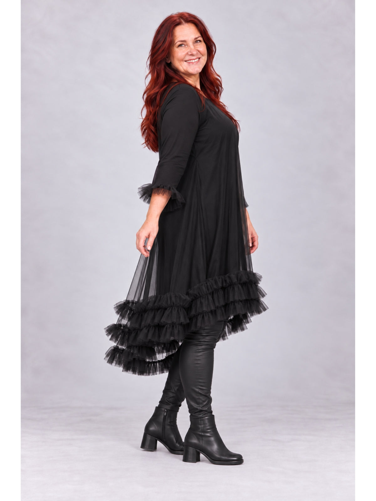 Schwarzes Tüllkleid in A-Linie mit vorne kürzerem Rüschensaum, seitliche Ansicht