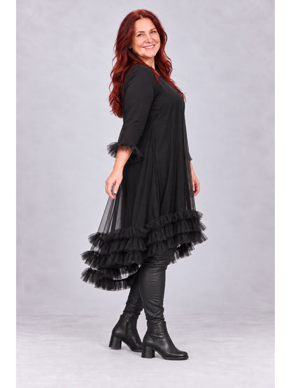 Schwarzes Tüllkleid in A-Linie mit vorne kürzerem Rüschensaum, seitliche Ansicht