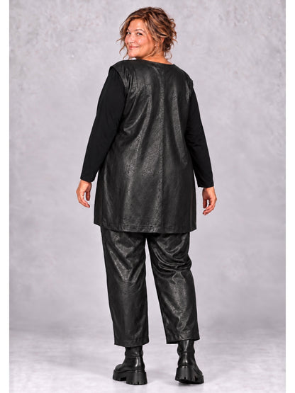 Schwarze Weste mit Prägemuster und Rückennaht, getragen mit der passenden Hose, Rückansicht