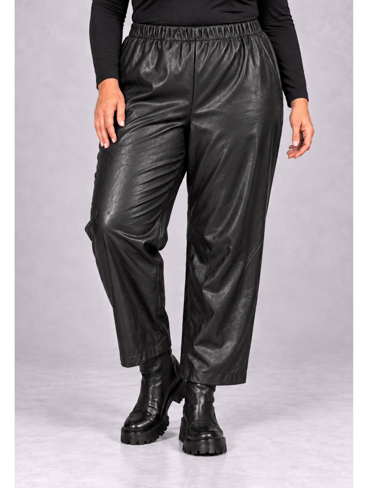 Sophia Curvy Hose Lederimitat mit Prägung weites Bein – Schwarz Gr. 44–60