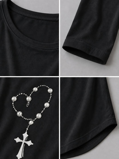 Rundhals, Ärmelsaum und gedruckte Kreuzkette mit kleinen Straßsteinen am schwarzen Shirt, Detailansicht