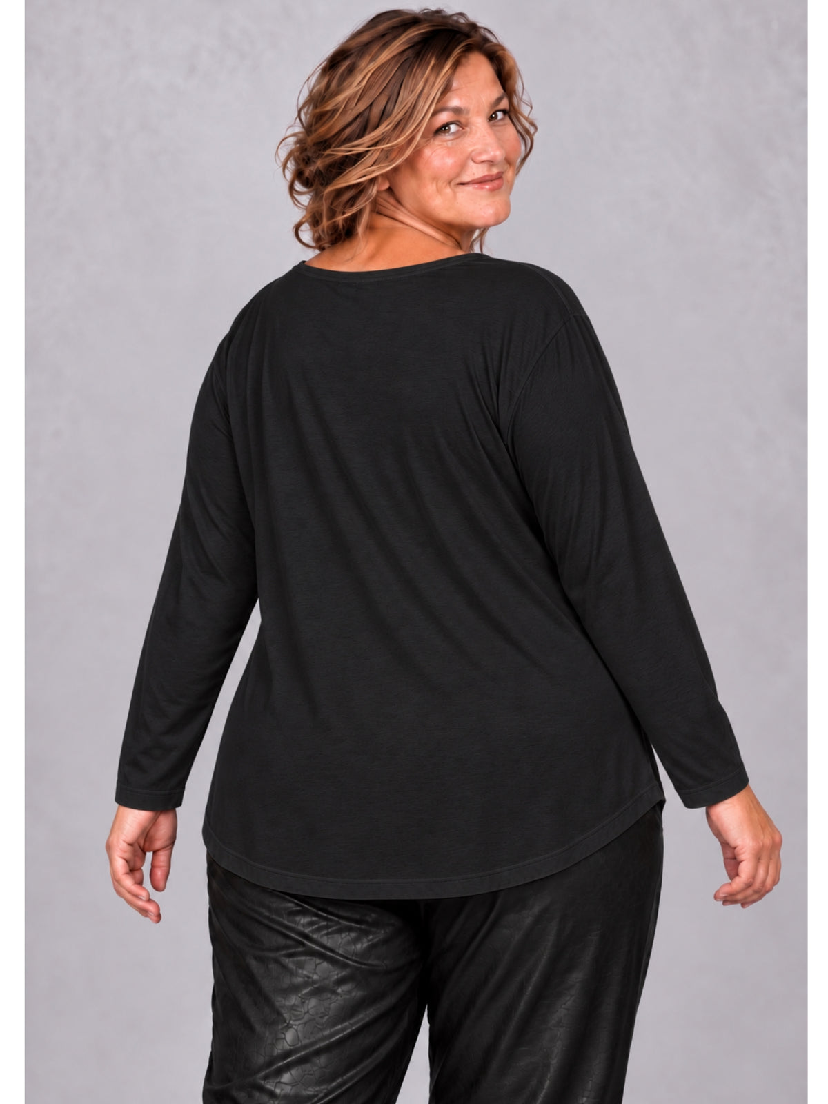 Schwarzes Langarmshirt mit abgerundetem Saum, getragen, Rückansicht