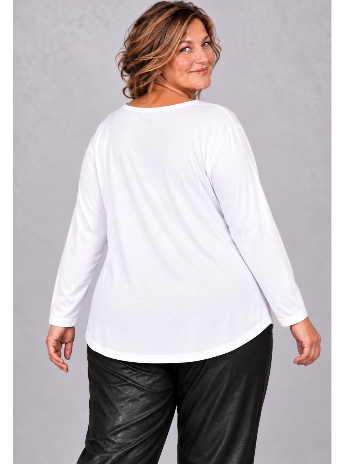 Weißes Langarmshirt mit abgerundetem Saum, getragen, Rückansicht