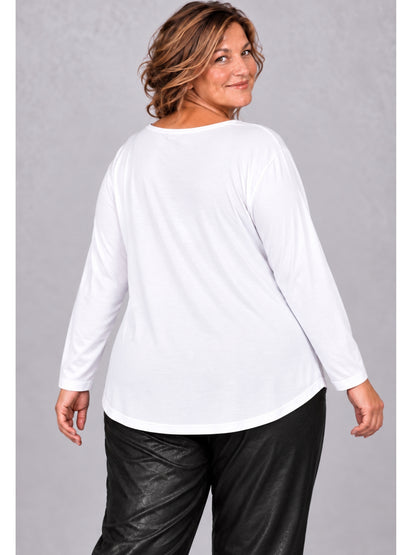 Weißes Langarmshirt mit abgerundetem Saum, getragen, Rückansicht