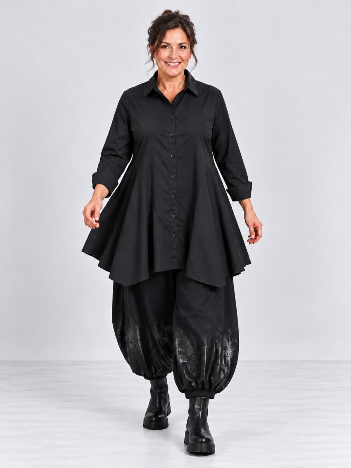 Schwarze Bluse in A-Linie von Vincenzo Allocca in großen Größen, kombiniert mit schwarzer Ballonhose