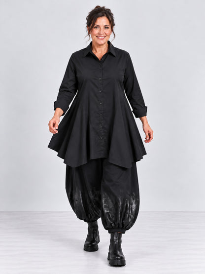 Schwarze Bluse in A-Linie von Vincenzo Allocca in großen Größen, kombiniert mit schwarzer Ballonhose