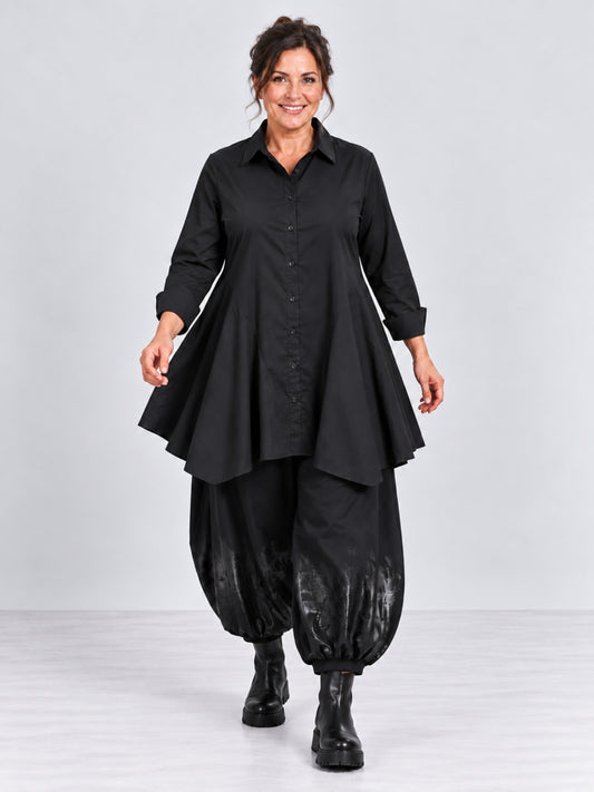 Schwarze Bluse in A-Linie von Vincenzo Allocca in großen Größen, kombiniert mit schwarzer Ballonhose