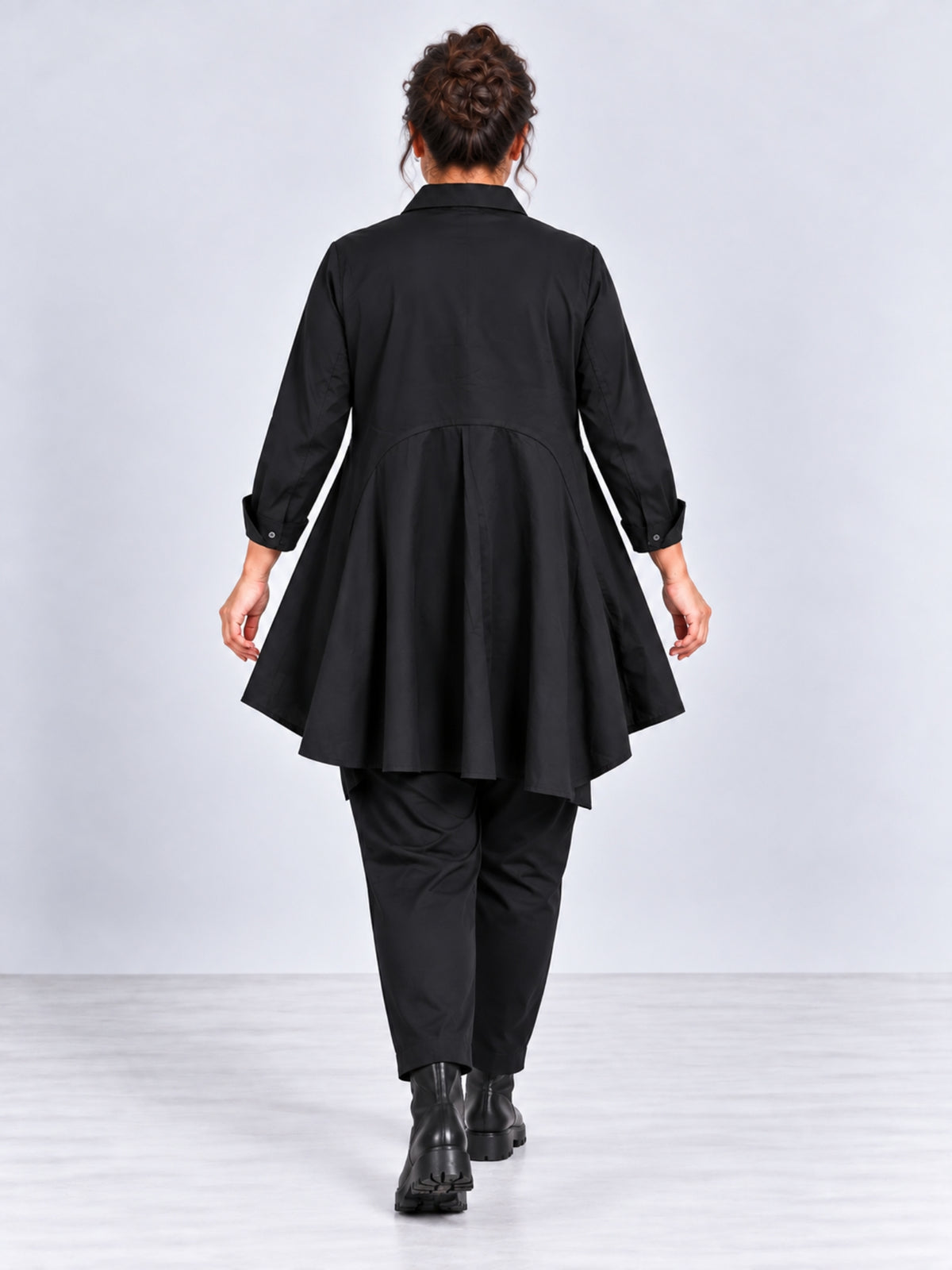 Schwarze Bluse in A-Linie von Vincenzo Allocca in großen Größen, Rückansicht mit schwingendem Saum