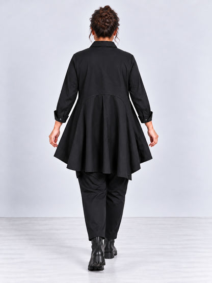 Schwarze Bluse in A-Linie von Vincenzo Allocca in großen Größen, Rückansicht mit schwingendem Saum
