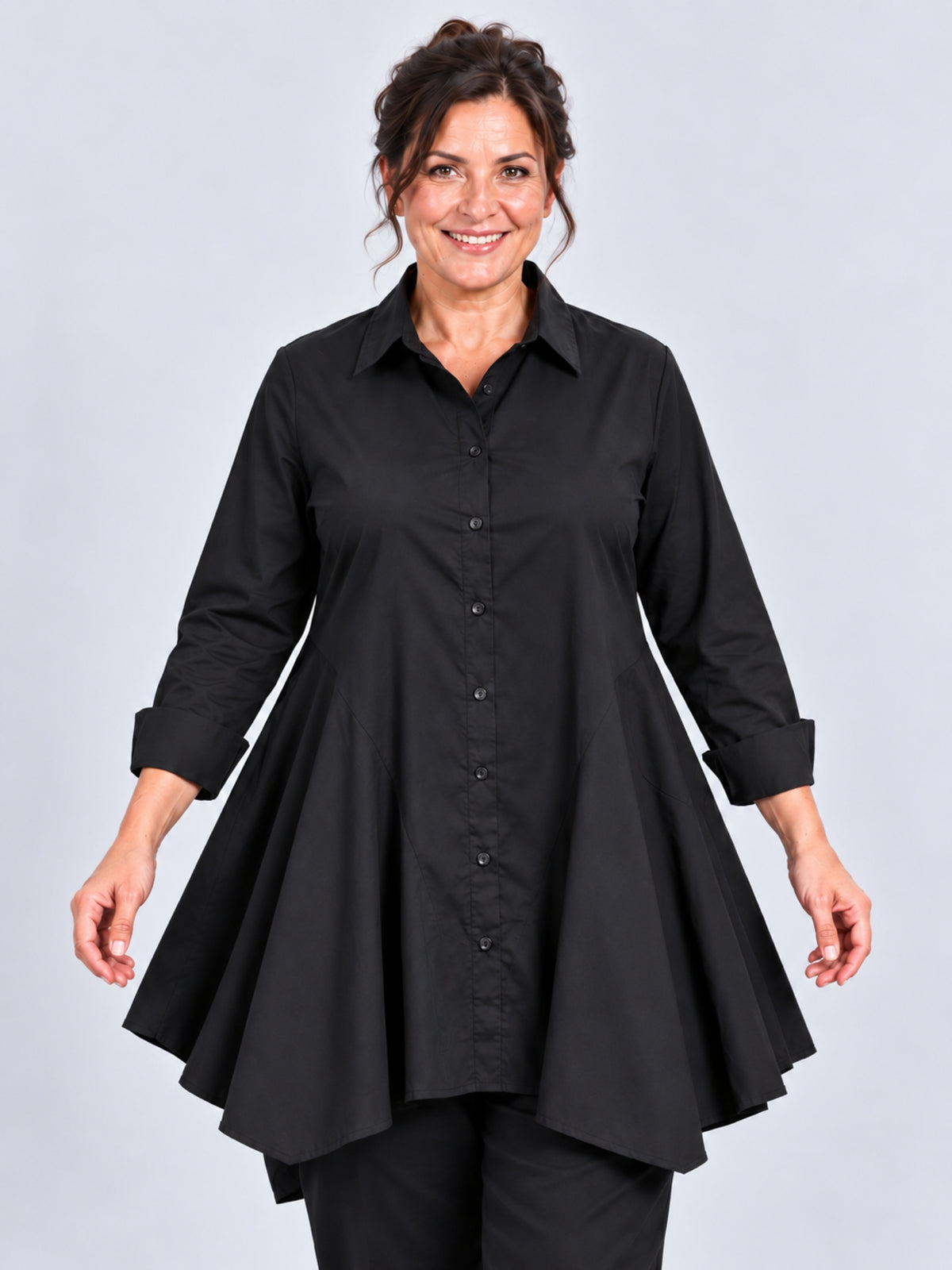 Schwarze Bluse in A-Linie mit Hemdkragen und durchgehender Knopfleiste in großen Größen, Vorderansicht