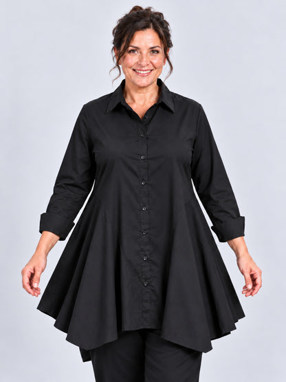 Schwarze Bluse in A-Linie mit Hemdkragen und durchgehender Knopfleiste in großen Größen, Vorderansicht