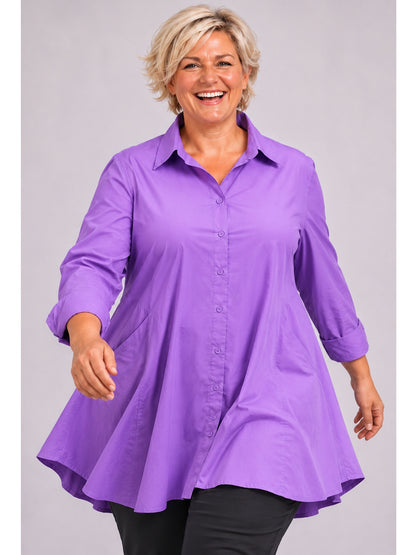 Lila Bluse von Vincenzo Allocca mit Hemdkragen, durchgehender Knopfleiste und weit schwingendem Saum, Vorderansicht