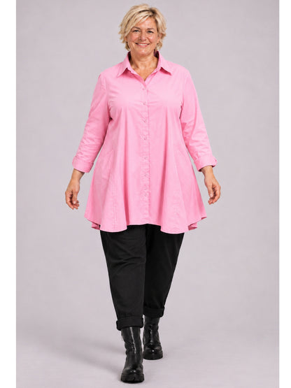 Rosa Bluse mit umgeschlagenen Ärmeln, getragen zur schwarzen Hose und schwarzen Stiefeln