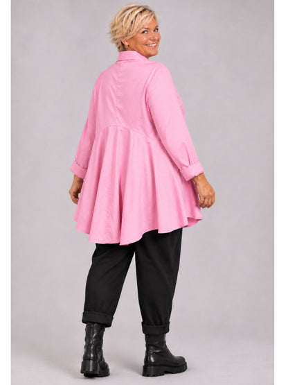 Rosa Bluse mit Rückenpasse und weitem Glockenschnitt, Rückansicht getragen