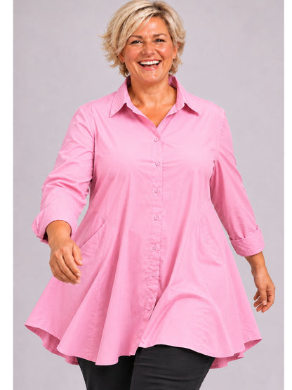 Rosa Bluse von Vincenzo Allocca mit Hemdkragen, durchgehender Knopfleiste und weit schwingendem Saum, Vorderansicht