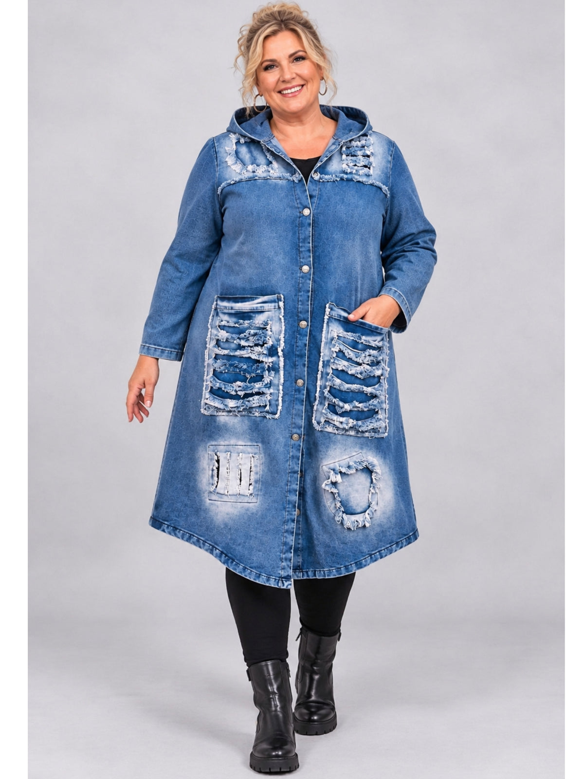 Blauer Jeansmantel von Vincenzo Allocca mit Kapuze und zwei großen Fransentaschen, getragen mit schwarzer Leggings, Vorderansicht