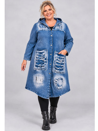 Blauer Jeansmantel von Vincenzo Allocca mit Kapuze und zwei großen Fransentaschen, getragen mit schwarzer Leggings, Vorderansicht