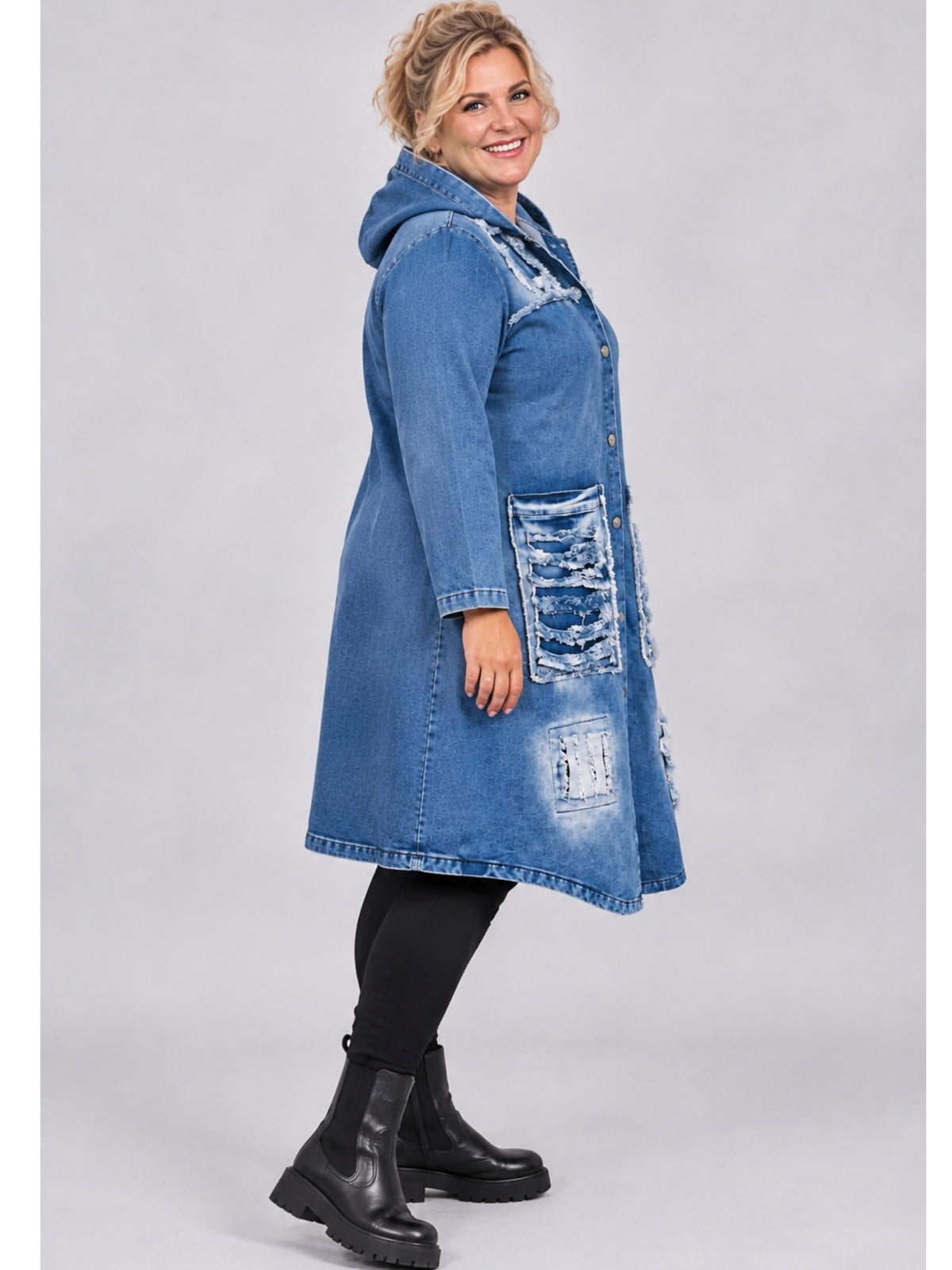 Blauer Jeansmantel mit Kapuze und leicht ausgestelltem Schnitt, vorne länger als hinten, seitliche Ansicht