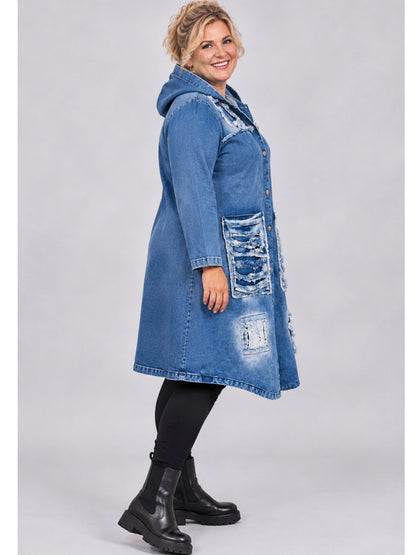 Blauer Jeansmantel mit Kapuze und leicht ausgestelltem Schnitt, vorne länger als hinten, seitliche Ansicht