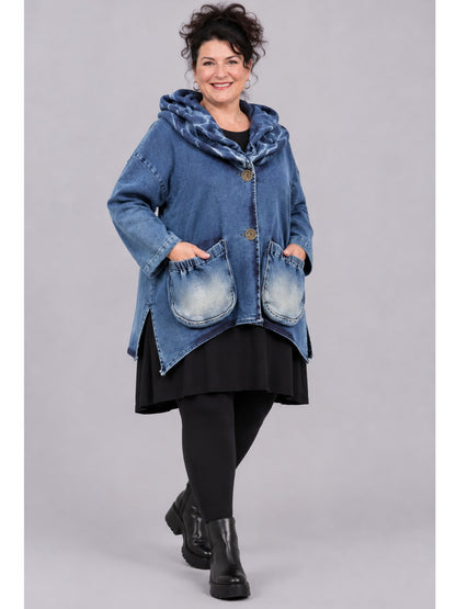 Blaue Jeansjacke von Vincenzo Allocca mit doppeltem Kragen, getragen mit schwarzer Tunika, Leggings und Stiefeletten