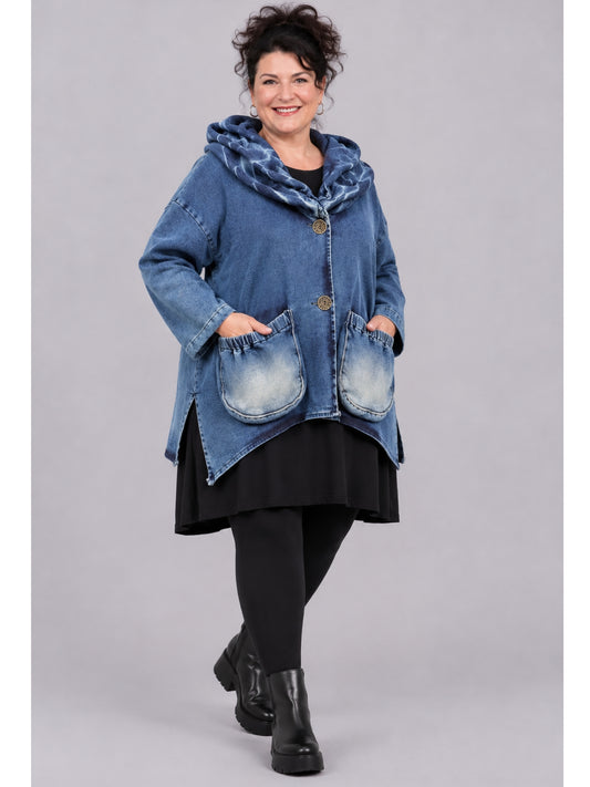 Blaue Jeansjacke von Vincenzo Allocca mit doppeltem Kragen, getragen mit schwarzer Tunika, Leggings und Stiefeletten