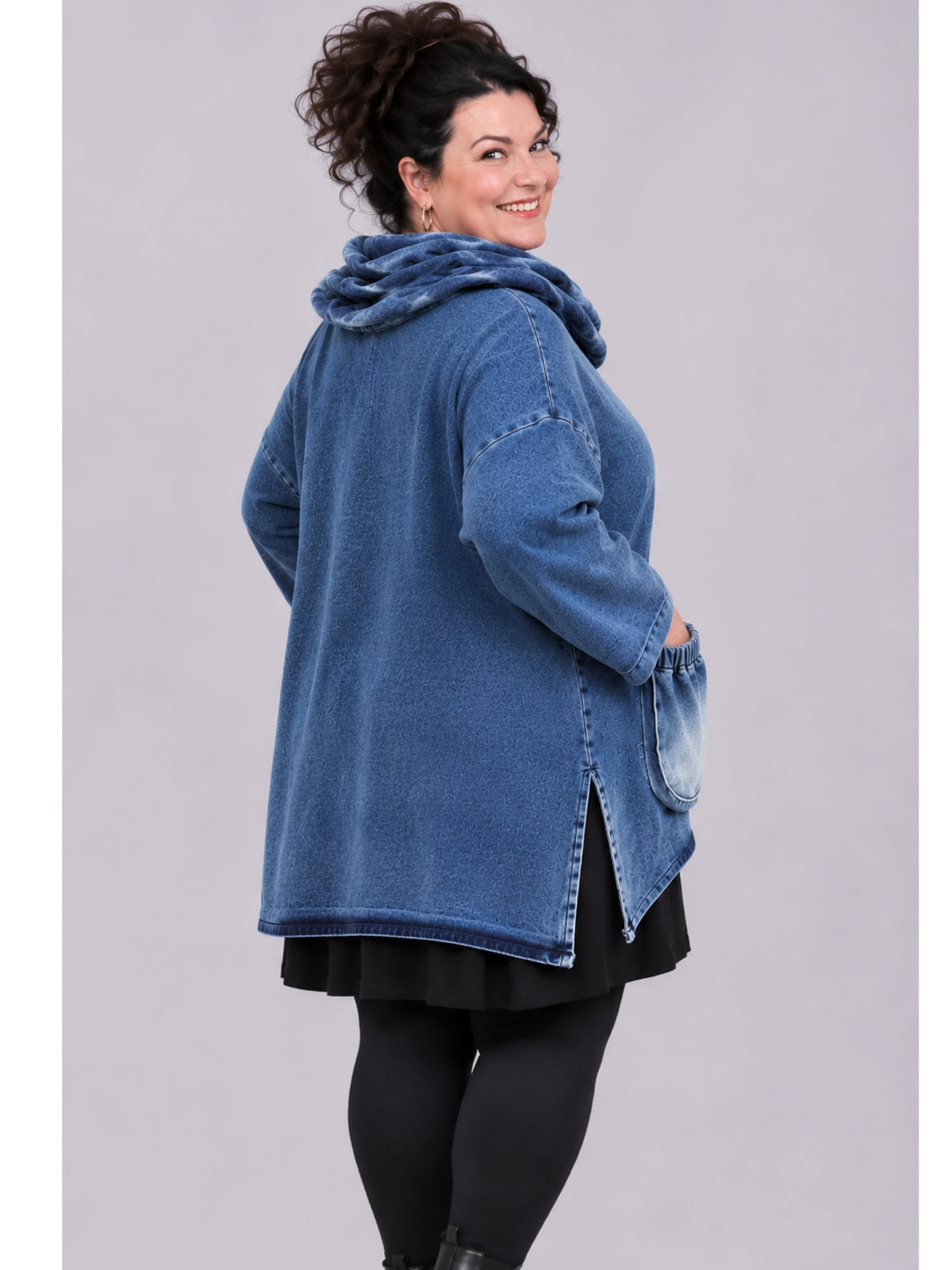 Blaue Jeansjacke in Oversize-Form mit überschnittenen Schultern, Rückansicht