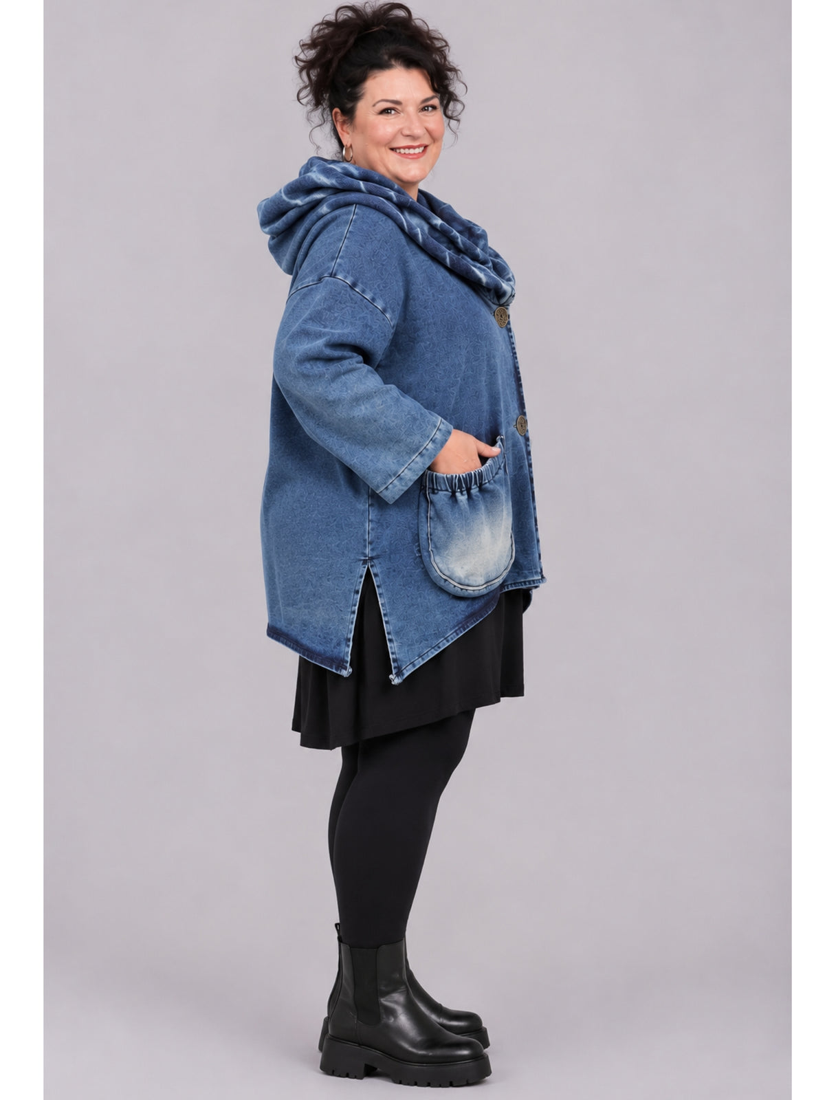Blaue Jeansjacke mit seitlichem Schlitz und langem Zipfel am Saum, seitliche Ansicht