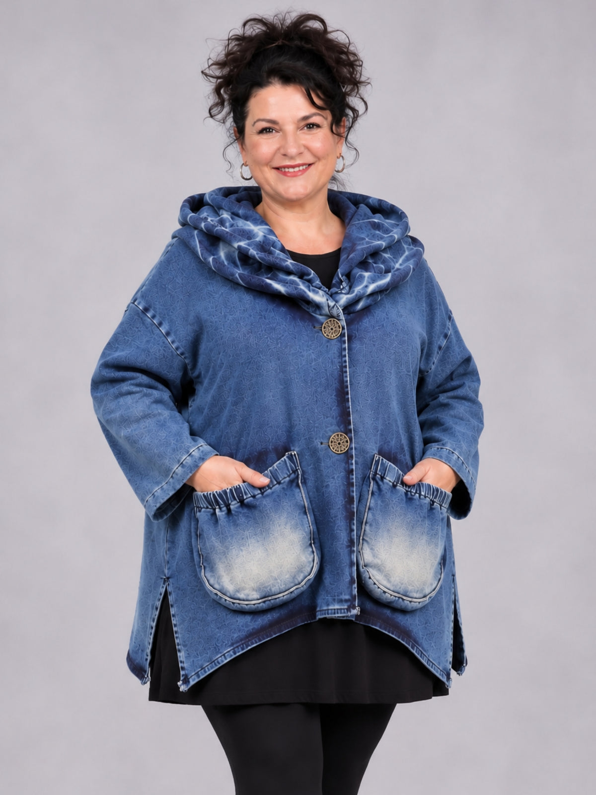 Blaue Jeansjacke mit gerafftem doppeltem Kragen und zwei aufgesetzten Taschen, Vorderansicht