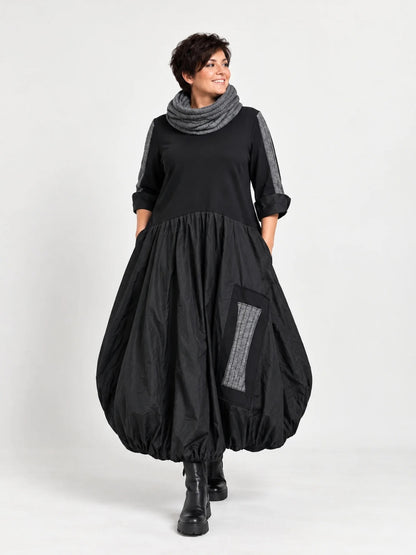 Schwarzes Ballonkleid von Vincenzo Allocca in großen Größen mit grauem Rollkragen, Vorderansicht