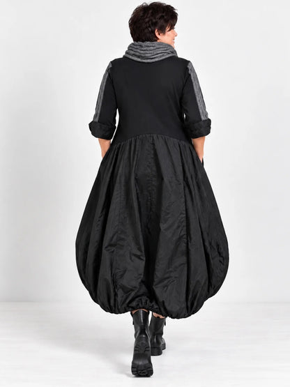 Schwarzes Ballonkleid in großen Größen mit grauem Rollkragen, Rückansicht