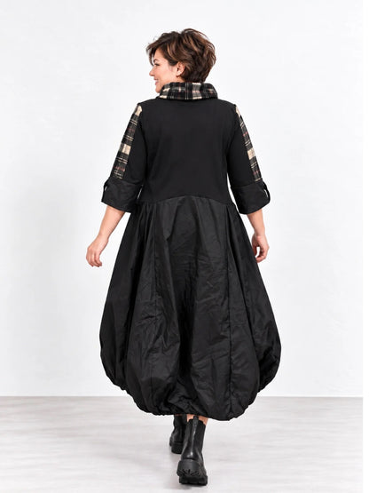 Schwarzes Ballonkleid in großen Größen mit kariertem Rollkragen, Rückansicht