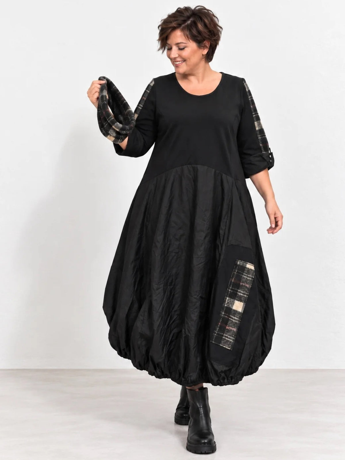 Schwarzes Ballonkleid von Vincenzo Allocca in großen Größen mit karierten Einsätzen, Vorderansicht