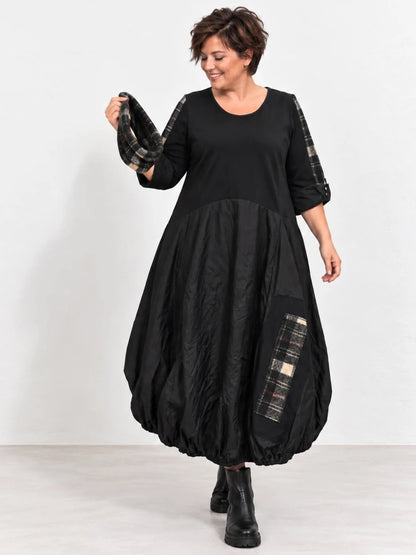 Schwarzes Ballonkleid von Vincenzo Allocca in großen Größen mit karierten Einsätzen, Vorderansicht