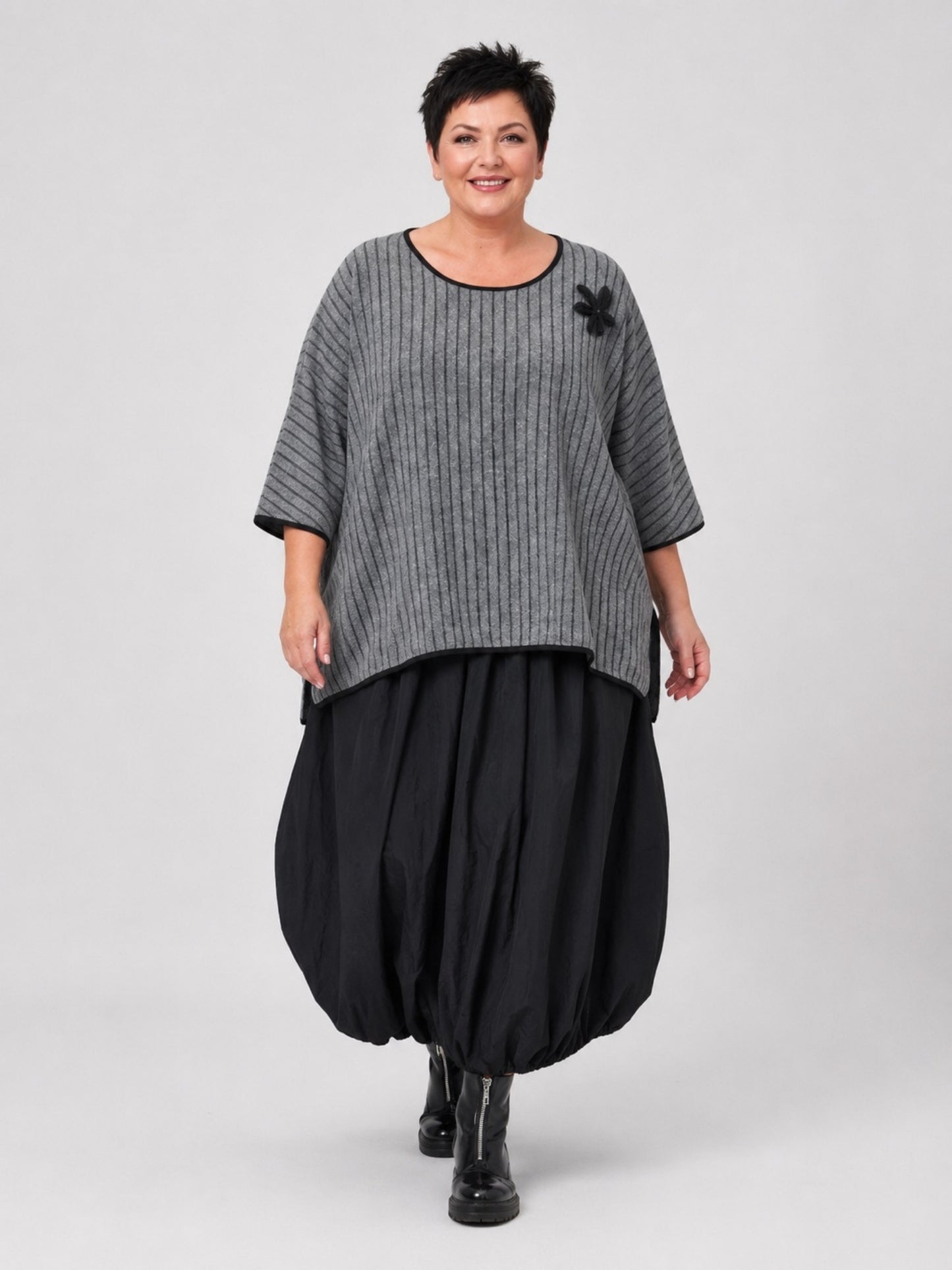 Vincenzo Allocca Kurzpulli Wollmix gestreift Oversize – Grau/Schwarz, Einheitsgröße 44–58