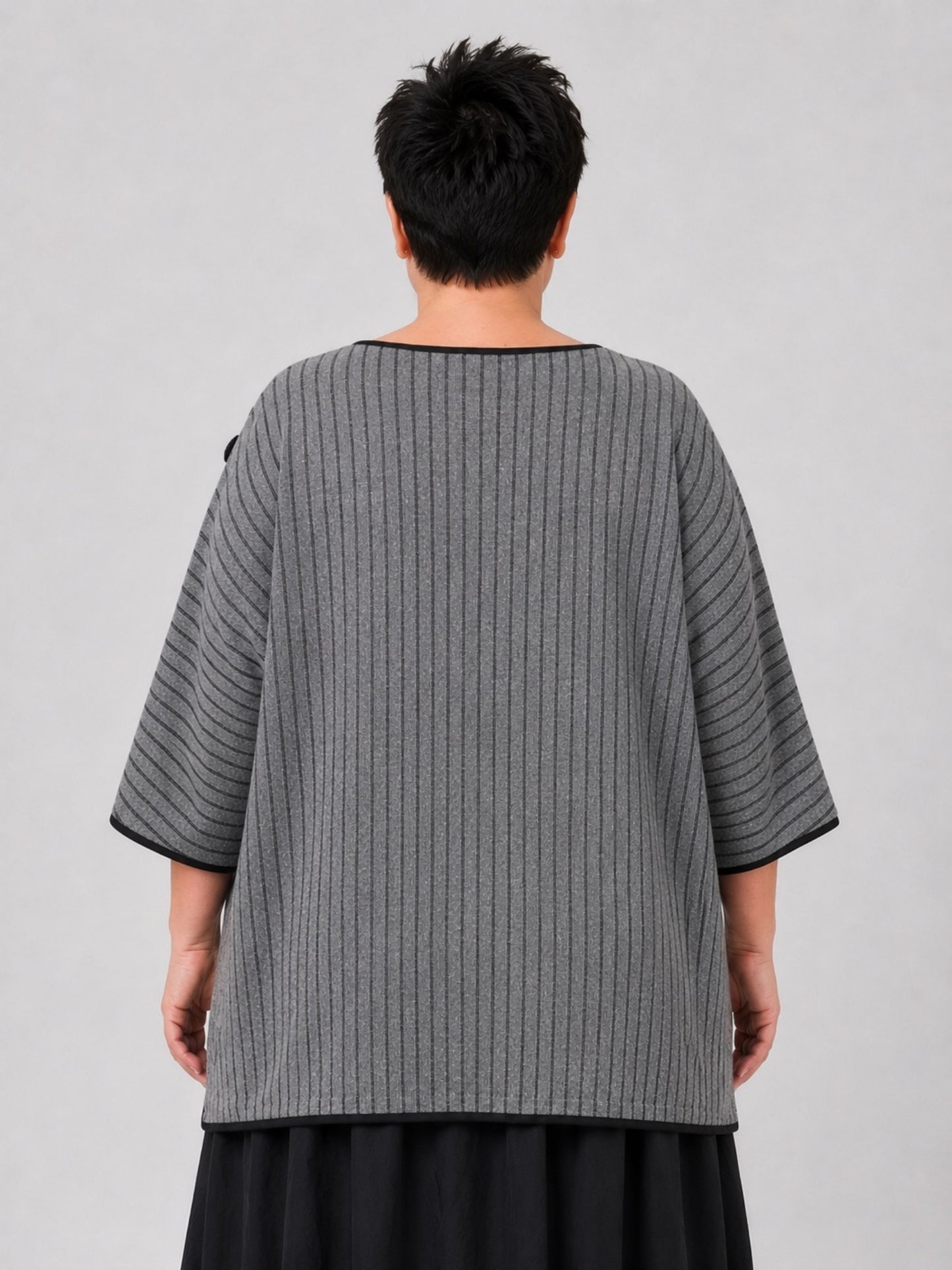Vincenzo Allocca Kurzpulli Wollmix gestreift Oversize – Grau/Schwarz, Einheitsgröße 44–58