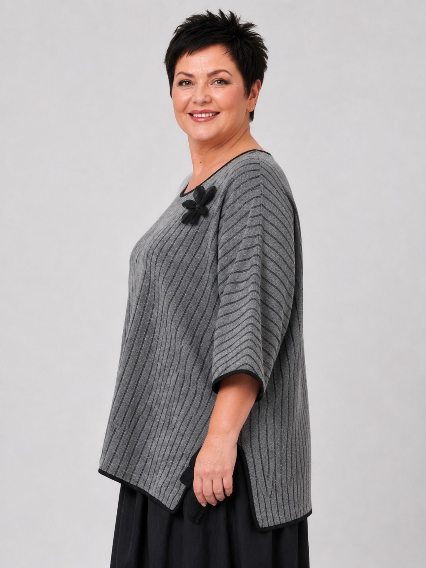 Vincenzo Allocca Kurzpulli Wollmix gestreift Oversize – Grau/Schwarz, Einheitsgröße 44–58
