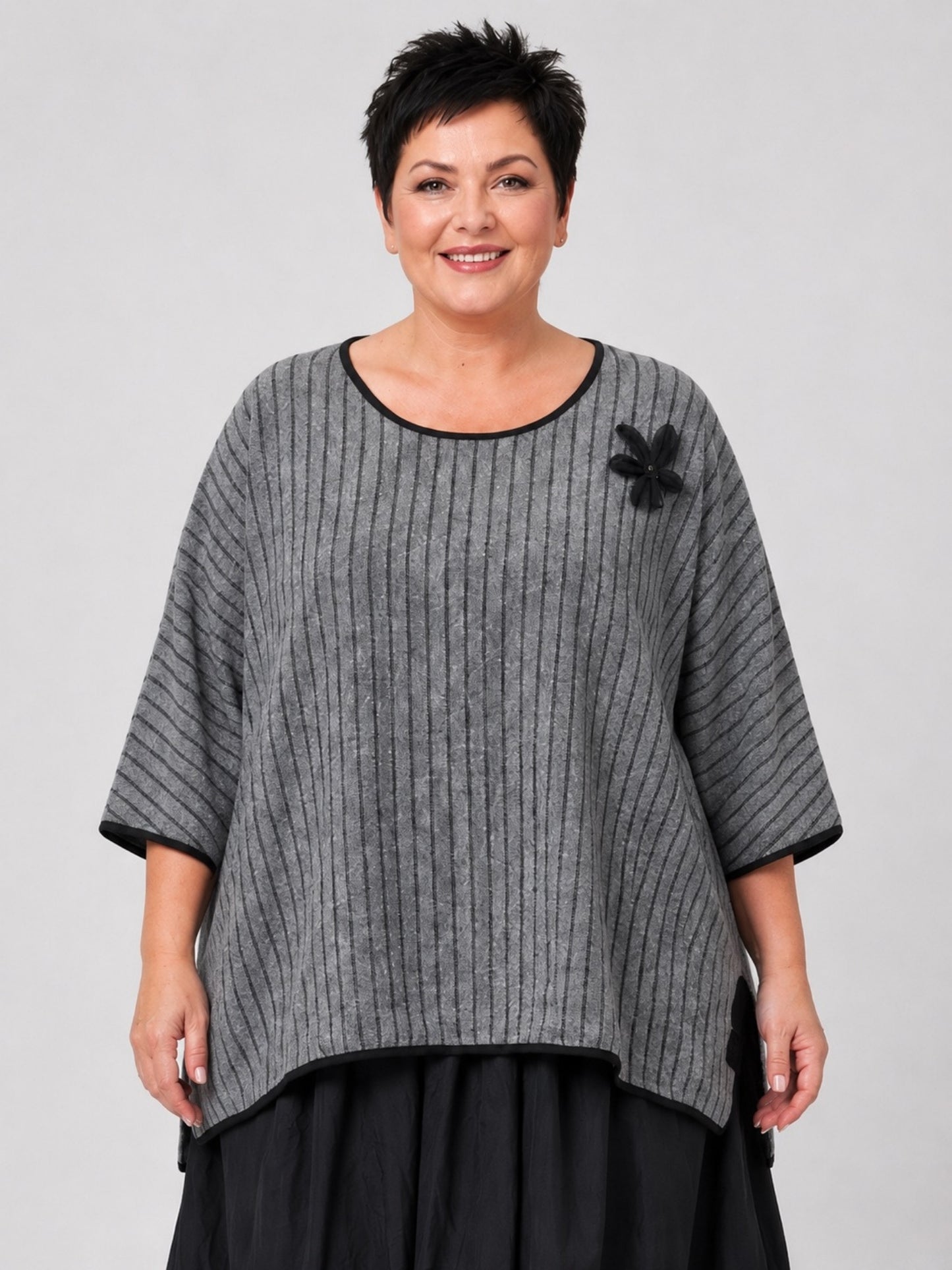 Vincenzo Allocca Kurzpulli Wollmix gestreift Oversize – Grau/Schwarz, Einheitsgröße 44–58