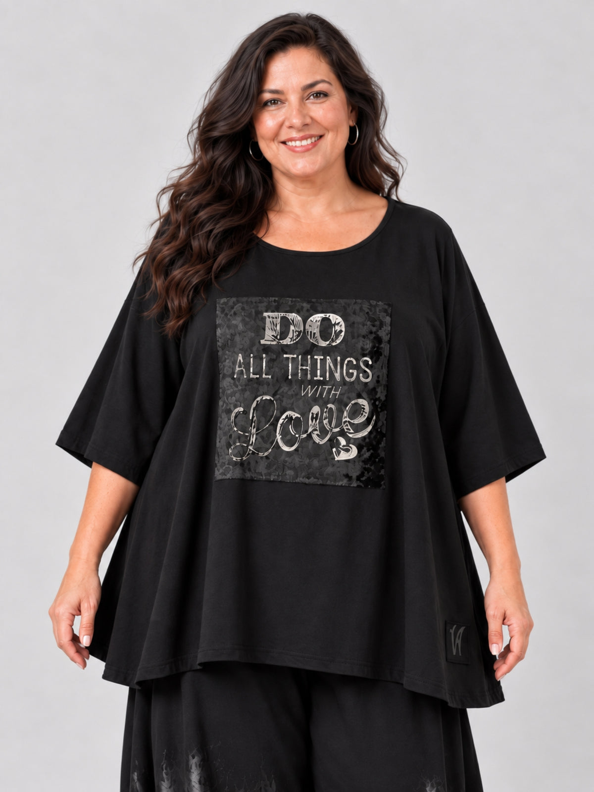 Schwarzes Shirt mit silbernem Schriftzug auf Samt, Vorderansicht